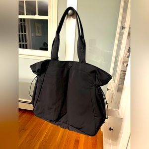 Lululemon black shoulder bag in excellent condition